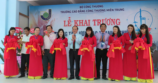 Phó Chủ tịch UBND tỉnh Phan Đình Phùng, lãnh đạo nhà trường cùng các đại biểu cắt băng khai trương Trung tâm Ươm tạo doanh nghiệp và đổi mới sáng tạo - Ảnh: THÚY HẰNG