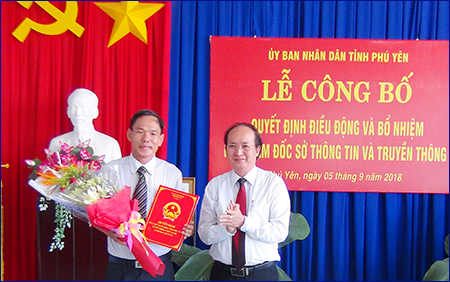 Ông Phan Đình Phùng – PCT. UBND Tỉnh trao quyết định điều động ThS Nguyễn Hoài Sơn về giữ chức vụ Phó Giám đốc Sở Thông tin và Truyền thông Tỉnh