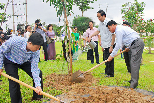 Chủ tịch nước Trần Đại Quang (tưới nước) và các đồng chí lãnh đạo tỉnh trồng cây lưu niệm ở khuôn viên trụ sở Tỉnh ủy nhân chuyến công tác tại Phú Yên vào năm 2016 - Ảnh: MINH KÝ