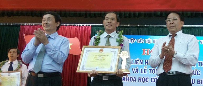 ThS. Nguyễn Hoài Sơn (giữa) được vinh danh tại Lễ tôn vinh trí thức KH-CN tiêu biểu năm 2015 do Liên hiệp các Hội Khoa học Kỹ thuật Việt Nam tổ chức