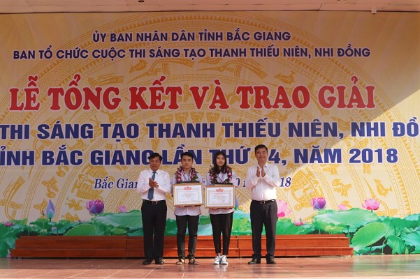 Ông Dương Văn Thái - Phó Chủ tịch UBND tỉnh và Luật sư Lê Đăng Thọ - Giám đốc Quỹ hỗ trợ sáng tạo kỹ thuật Việt Nam trao giải Nhất cho nhóm tác giả