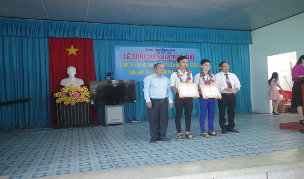 Ông Lâm Thành Đắc, CT LHH và Ông Dương Hoài Ngọc - PCT Hội Khuyến học trao giải Nhất