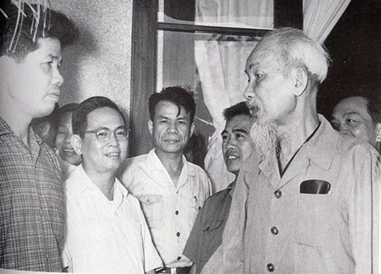 Bác Hồ với các đại biểu dự Hội nghị Ban Chấp hành Trung ương lần thứ 16, khóa II. (Đồng chí Đỗ Mười đứng thứ nhất, từ trái sang)