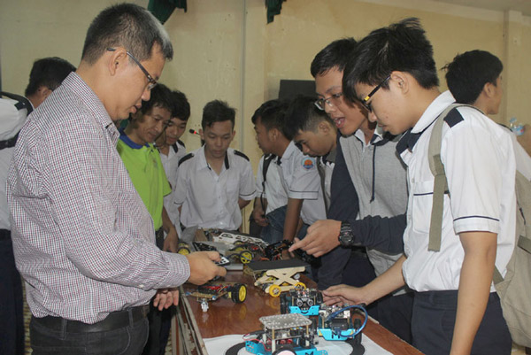 Các giảng viên Trường đại học Sư phạm Kỹ thuật TP Hồ Chí Minh hướng dẫn học sinh tìm hiểu các sản phẩm kỹ thuật - Ảnh: HÀ MỸ
