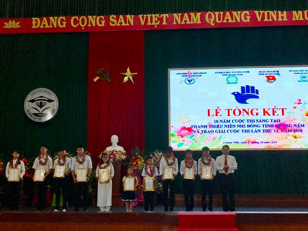 TS.Trần Văn Tân, PCT UBND tỉnh trao giả Nhì cho các em đạt giải Cuộc thi lần thứ 11