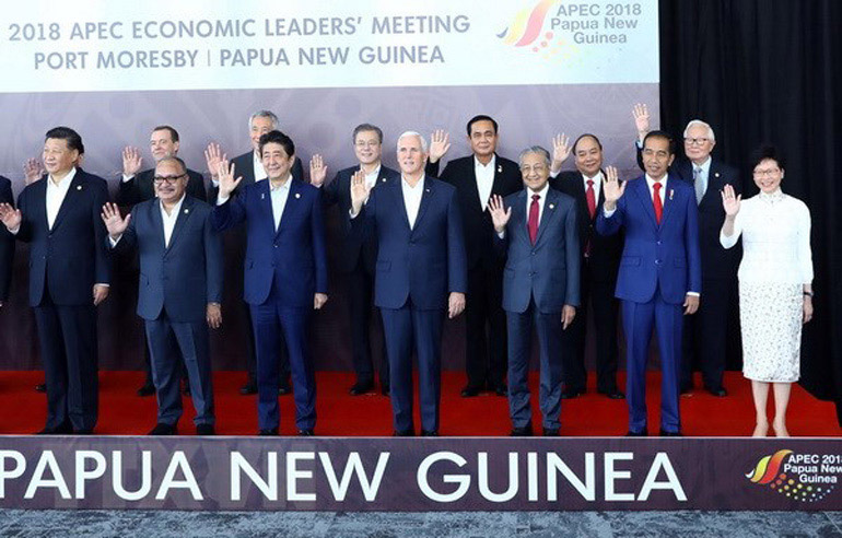 Thủ tướng Nguyễn Xuân Phúc (hàng sau, thứ 2, từ phải sang) và các Nhà lãnh đạo kinh tế APEC chụp ảnh chung - Ảnh: TTXVN