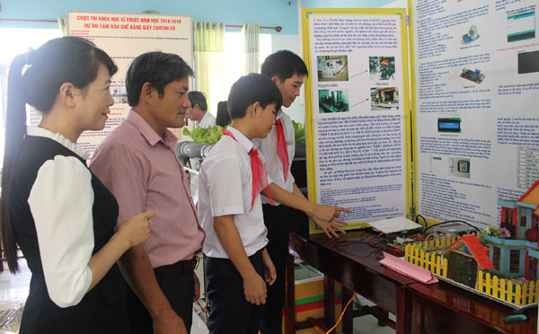Học sinh Trường THCS Trần Cao Vân thuyết trình về dự án đạt giải nhất cuộc thi - Ảnh: HÀ MY