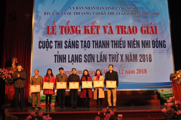 Đồng chí Hoàng Quang Khôn - Phó chủ tịch LHH Lạng Sơn trao Giấy khen của Ban Tổ chức cho đại diện 07 tập thể có thành tích xuất sắc trong công tác tổ chức, tham gia Cuộc thi
