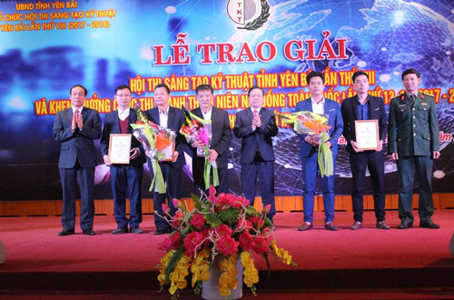 Đồng chí Nguyễn Ngọc Sơn, PCT TT Liên hiệp Hội tỉnh và đồng chí Vũ Xuân Hợi, Giám đốc Sở Khoa học và Côn nghệ tỉnh trao giấy chứng nhận cho các tác giả đoạt giải.