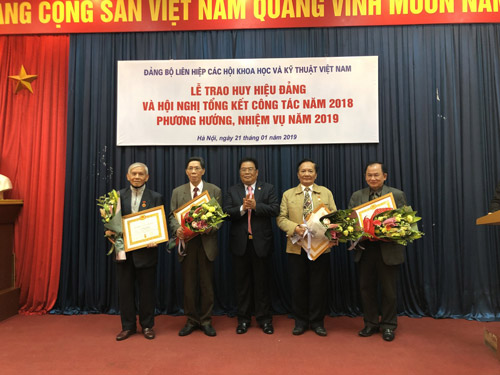 Đ/c Sơn Minh Thắng - Ủy viên Ban chấp hành Trung ương Đảng, Bí thư Đảng ủy khối cơ quan trung ương trao tặng Huy hiệu Đảng cho các Đảng viên