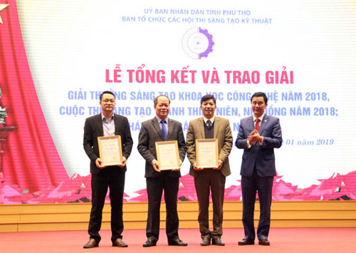 Phó Chủ tịch UBND tỉnh Hồ Đại Dũng trao giải cho nhóm tác giả đạt giải Nhất Giải thưởng sáng tạo khoa học công nghệ tỉnh