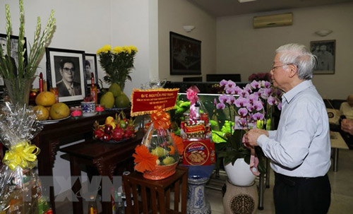 Tổng Bí thư, Chủ tịch nước Nguyễn Phú Trọng thắp hương tưởng nhớ nguyên Tổng Bí thư Nguyễn Văn Linh - Ảnh: TTXVN