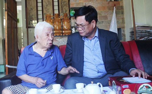 Đồng chí Huỳnh Tấn Việt thăm hỏi, chúc sức khỏe đồng chí lão thành cách mạng Cao Xuân Thiêm - Ảnh: TRUNG HIẾU