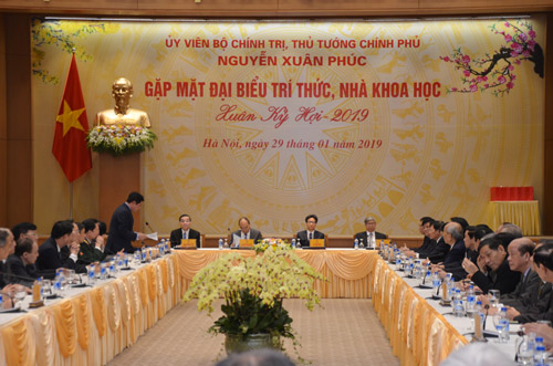 Cùng Chủ trì buổi gặp mặt với Thủ tướng Nguyễn Xuân Phúc có Phó Thủ tướng Vũ Đức Đam, Chủ tịch Liên hiệp Hội Việt Nam Đặng Vũ Minh, Bộ trưởng bộ Khoa học công nghệ Chu Ngọc Anh