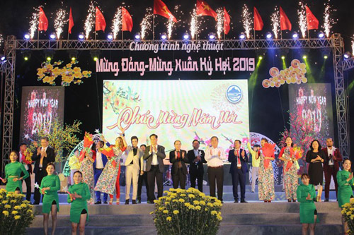 Các đồng chí lãnh đạo tỉnh tặng hoa, chúc mừng nghệ sĩ tham gia biểu diễn chương trình nghệ thuật đón giao thừa chào xuân Kỷ Hợi tại Quảng trường 1 tháng 4 (TP Tuy Hòa)