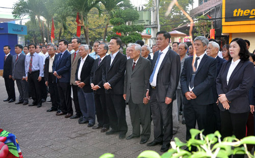 Đồng chí Huỳnh Tấn Việt tham dự lễ chào cờ đầu năm Kỷ Hợi tại phường 5 - Ảnh: XUÂN HIẾU