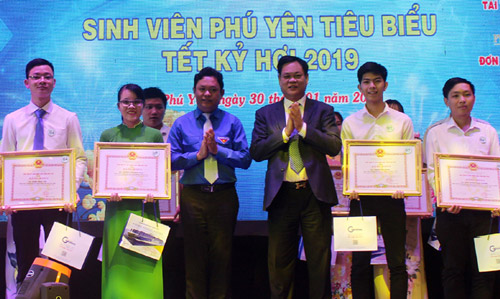 Bí thư Tỉnh ủy Huỳnh Tấn Việt và Bí thư Tỉnh đoàn Phan Xuân Hạnh trao bằng khen và chụp ảnh lưu niệm với các sinh viên tiêu biểu - Ảnh: TRUNG HIẾU