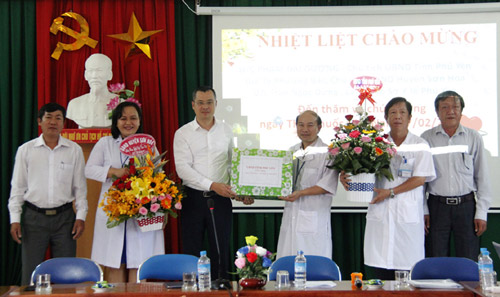 Chủ tịch UBND tỉnh Phạm Đại Dương cùng lãnh đạo huyện Sơn Hòa, Sở Y tế tặng hoa, quà chúc mừng Ban Giám đốc Trung tâm Y tế huyện Sơn Hòa - Ảnh: TRẦN QUỚI