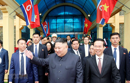 Chủ tịch Triều Tiên Kim Jong-un vẫy tay chào nhân dân Việt Nam - Ảnh: TTXVN