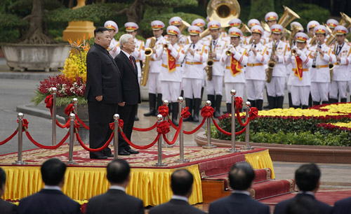 Tổng Bí thư, Chủ tịch nước Nguyễn Phú Trọng và Chủ tịch Kim Jong-un trong lễ đón chính thức tại Phủ Chủ tịch - Ảnh: VGP