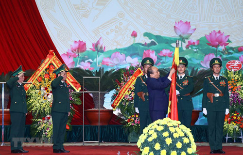 Thủ tướng Nguyễn Xuân Phúc trao tặng Huân chương Quân công hạng Nhất của Chủ tịch nước cho lực lượng Bộ đội Biên phòng - Ảnh: TTXVN