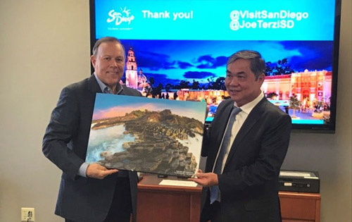 Đồng chí Nguyễn Chí Hiến giới thiệu về niềm năng du lịch của Phú Yên với ngài Joe Terzi, Chủ tịch và Giám đốc điều hành Cục Du lịch San Diego
