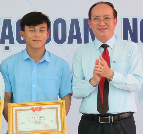 PCT UBND Tỉnh Phú Yên tặng giấy khen cho Nguyễn Duy Luân tại Cuộc thi khởi nghiệp sáng tạo