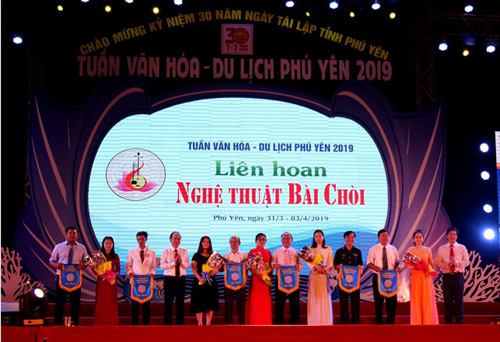 Phó Chủ tịch UBND tỉnh - Phan Đình Phùng và lãnh đạo Sở Văn hóa, Thể thao và Du lịch tỉnh tặng cờ lưu niệm và hoa cho các đội tham gia