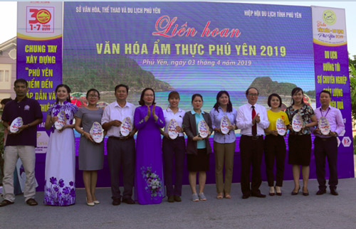 Phó Chủ tịch UBND tỉnh Phan Đình Phùng tặng biểu trưng cho các đơn vị tham gia liên hoan văn hóa ẩm thực