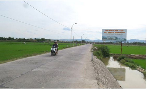Đường bê tông qua xã Hòa Trị (huyện Phú Hòa)
