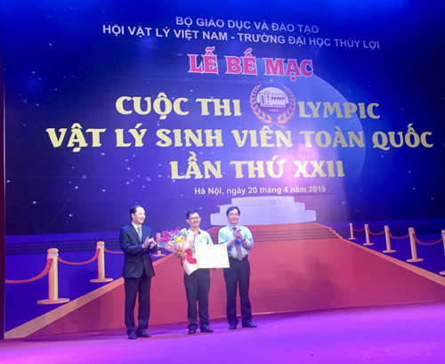 TS Phan Tùng Mậu, Phó Chủ tịch Liên hiệp Hội Việt Nam trao bằng khen cho trường Đại học Quốc gia Tp Hồ Chí Minh dành giải đặc biệt toàn đoàn