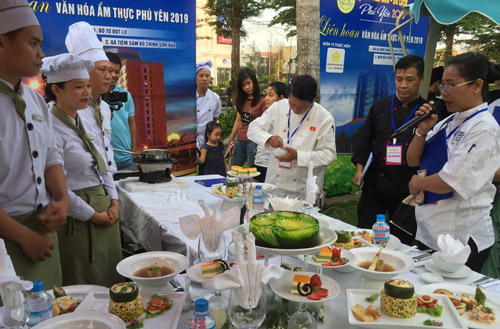 Món ăn và bàn tiệc được chế biến và trình bày kiểu Âu của đầu bếp khách sạn Cendeluxe tại Liên hoan ẩm thực Phú Yên 2019 được giám khảo đánh giá cao - Ảnh: TRẦN QUỚI