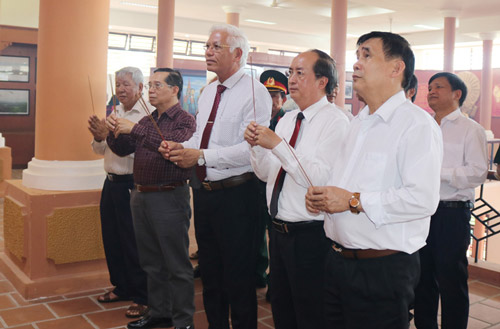 Sau lễ kỷ niệm, các đồng chí lãnh đạo, nguyên lãnh đạo và các đại biểu dâng hương tưởng niệm đồng chí Trần Phú - Ảnh: THIÊN LÝ