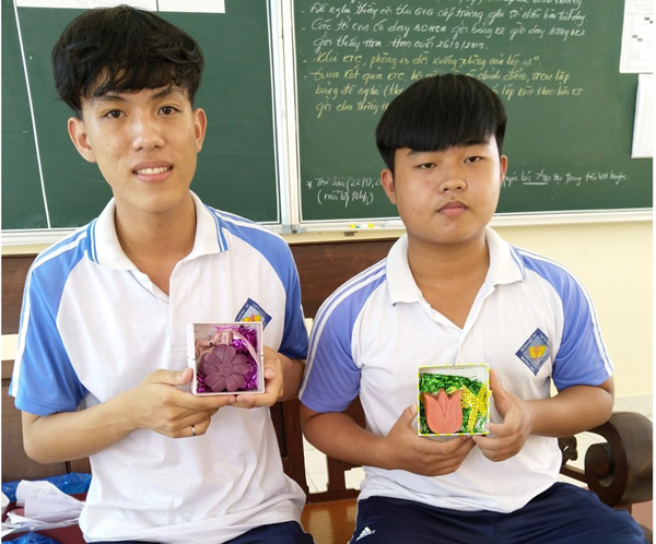Nguyễn Đình Tuấn Anh và Trần Trọng Phúc với sản phẩm “Xà phòng diệt khuẩn từ dây vác” do 2 em sáng tạo ra.