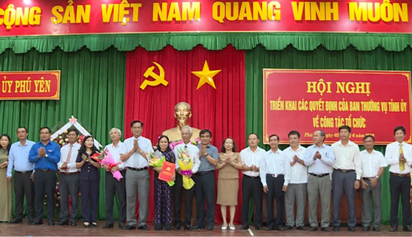 Lãnh đạo Tỉnh ủy Phú Yên trao quyết định thành lập Đảng ủy Khối Cơ quan - Doanh nghiệp tỉnh Phú Yên