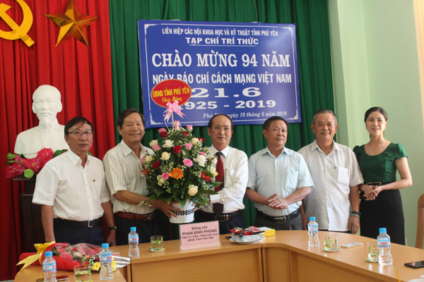 Đồng chí Phan Đình Phùng - Phó Chủ tịch UBND tỉnh Phú Yên chúc mừng Ban Biên tập Tạp chí