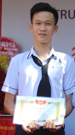 Nguyễn Quốc An được nhà trường khen thưởng về thành tích của mình