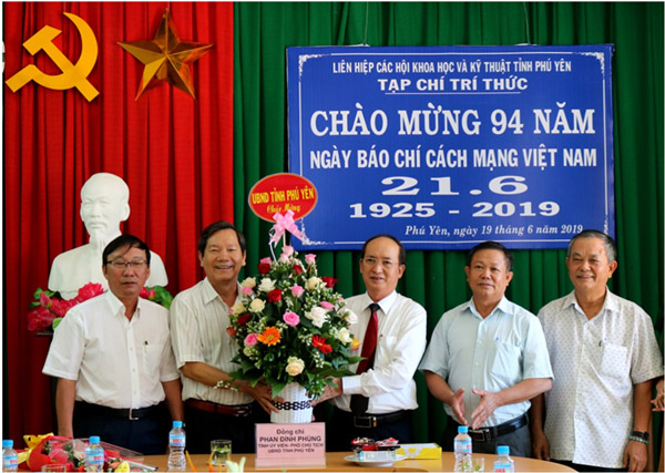 Phó chủ tịch UBND tỉnh Phan Đình Phùng thăm, tặng quà Tạp chí Trí thức Phú Yên (Liên hiệp các Hội Khoa học - Kỹ thuật tỉnh)