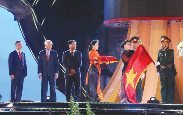 Chủ tịch Quốc hội Nguyễn Thị Kim Ngân trao Huân chương Độc lập hạng nhất cho Đảng bộ, chính quyền và nhân dân tỉnh Phú Yên - Ảnh: PHẠM CƯỜNG