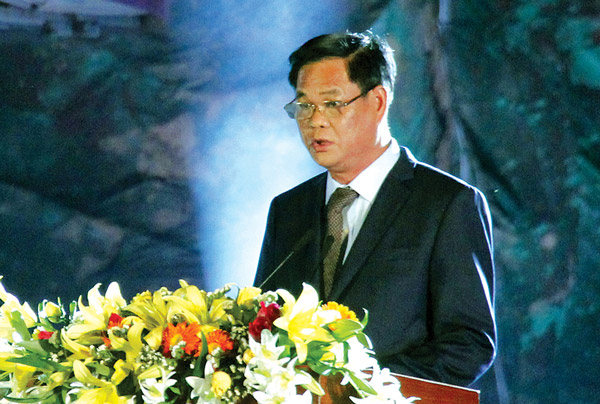 Đồng chí Huỳnh Tấn Việt đọc diễn văn tại buổi lễ - Ảnh: TRẦN QUỚI