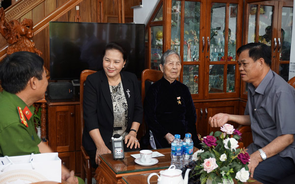 Chủ tịch Quốc hội Nguyễn Thị Kim Ngân thăm gia đình Mẹ Việt Nam anh hùng Nguyễn Thị Xử - Ảnh: HÀ MY