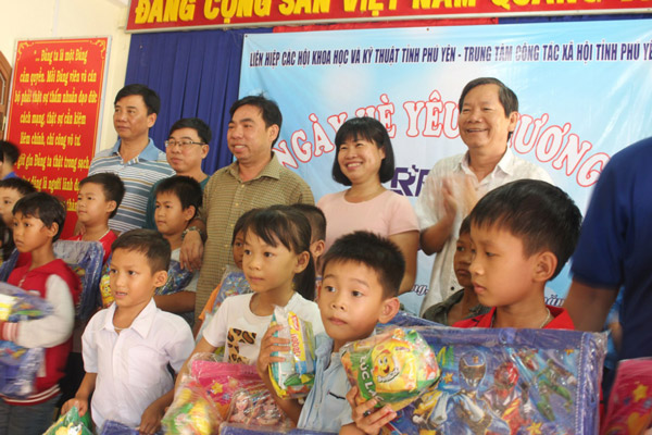 Ông Nguyễn Văn Khoa, chủ tịch Liên hiệp Hội Phú Yên (Người đứng hàng sau thứ 5, bên phải sang) trong buổi tặng quà