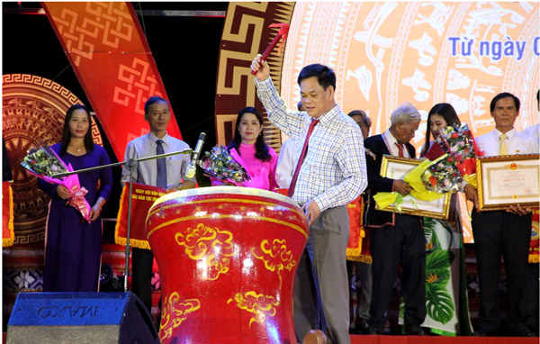 Đồng chí Huỳnh Tấn Việt, Ủy viên Trung ương Đảng, Bí thư Tỉnh ủy, Chủ tịch HĐND tỉnh đánh trống khai hội