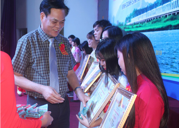 Bí thư Tỉnh ủy, Chủ tịch HĐND tỉnh Huỳnh Tấn Việt trao bằng khen của UBND tỉnh cho các sinh viên xuất sắc - Ảnh: TRUNG HIẾU