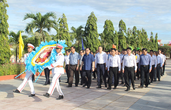 Phó Thủ tướng Vương Đình Huệ và lãnh đạo tỉnh đặt vòng hoa và dâng hương tại Nghĩa trang liệt sĩ tỉnh - Ảnh: HÀ MY