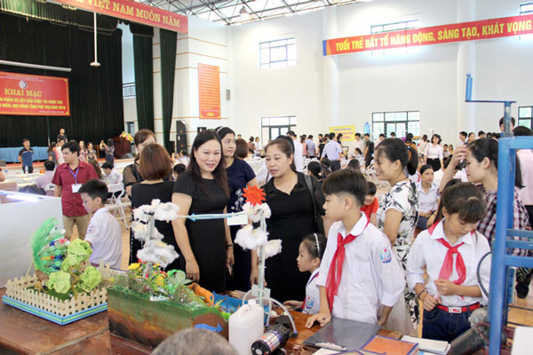 Các đại biểu, phụ huynh và các em học sinh thăm gian trưng bày các mô hình, sản phẩm