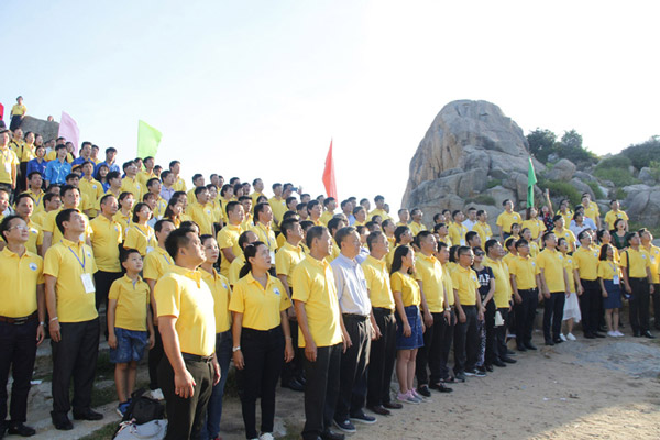 Các đại biểu về dự Hội thảo Hợp tác phát triển CNTT-TT Việt Nam lần thứ 23 - năm 2019 tham gia chào cờ Tổ quốc ở Mũi Điện sáng 22/8 - Ảnh: QUỲNH MAI