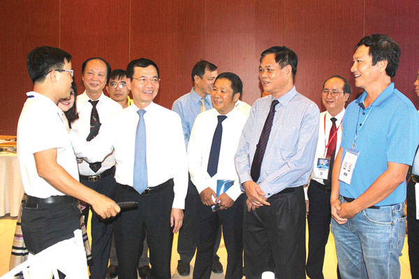 Bộ trưởng Nguyễn Mạnh Hùng (caravat sáng) trao đổi với các đồng chí lãnh đạo tỉnh Phú Yên và các doanh nghiệp CNTT-TT - Ảnh: HỒ NHƯ