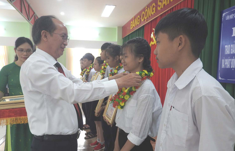 Phó Chủ tịch UBND tỉnh Phan Đình Phùng trao giải nhì cho các em học sinh tham gia Cuộc thi Sáng tạo thanh thiếu niên, nhi đồng lần IV (2018-2019) - Ảnh: THÁI HÀ