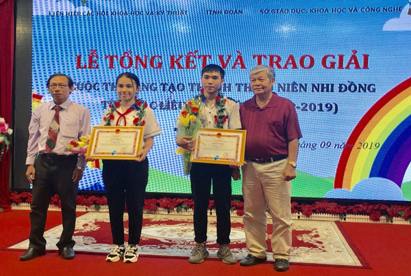 Ông Lâm Thành Đắc, Chủ tịch LHH (bìa trái) và Ông Nguyễn Kiên Nhẫn, Chủ tịch Hội Khuyến học (bìa phải) trao giải Nhất cho 2 tác giả trong buổi lễ